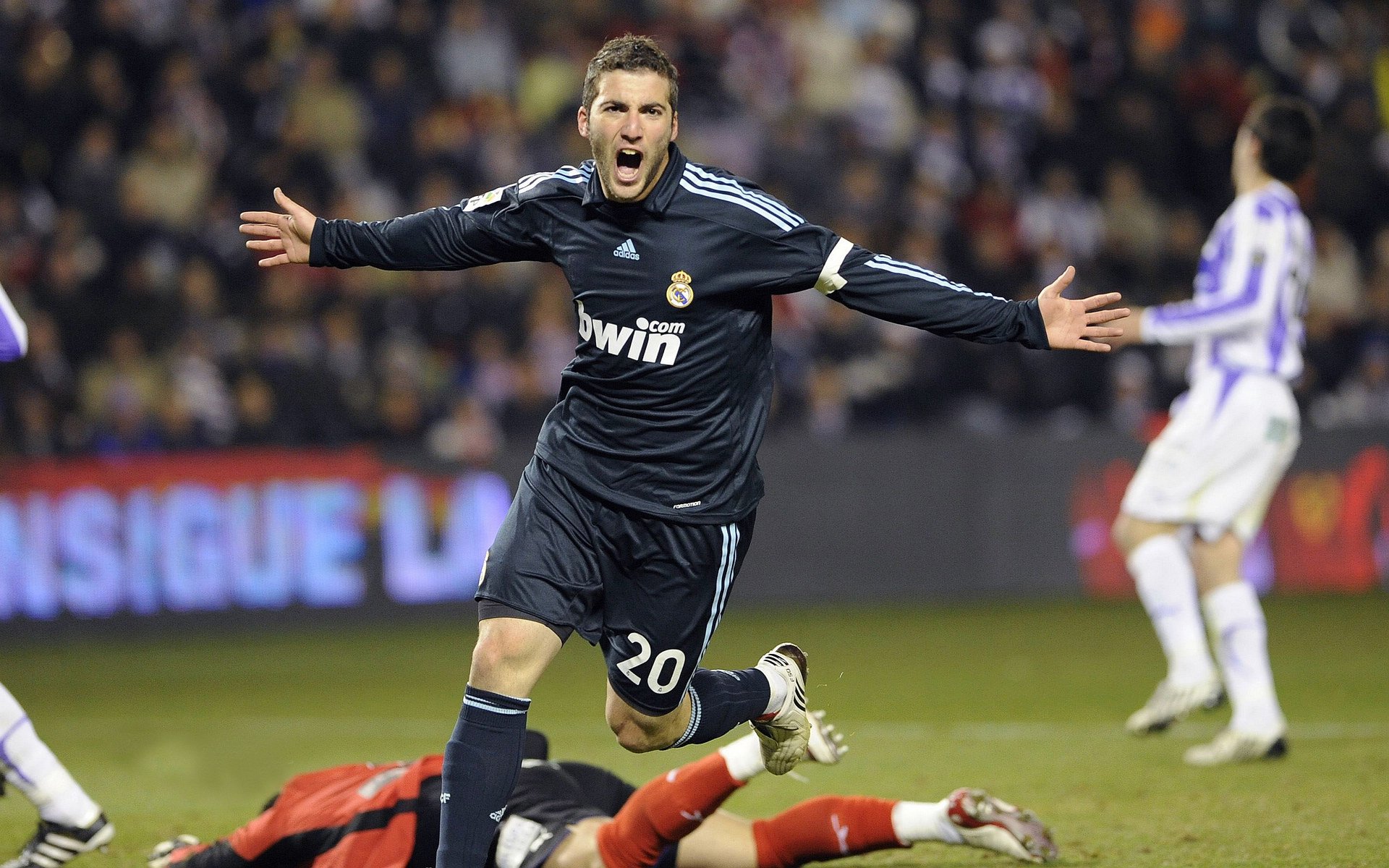 鹈鹕展翅破长空，班凯罗关键进球定乾坤