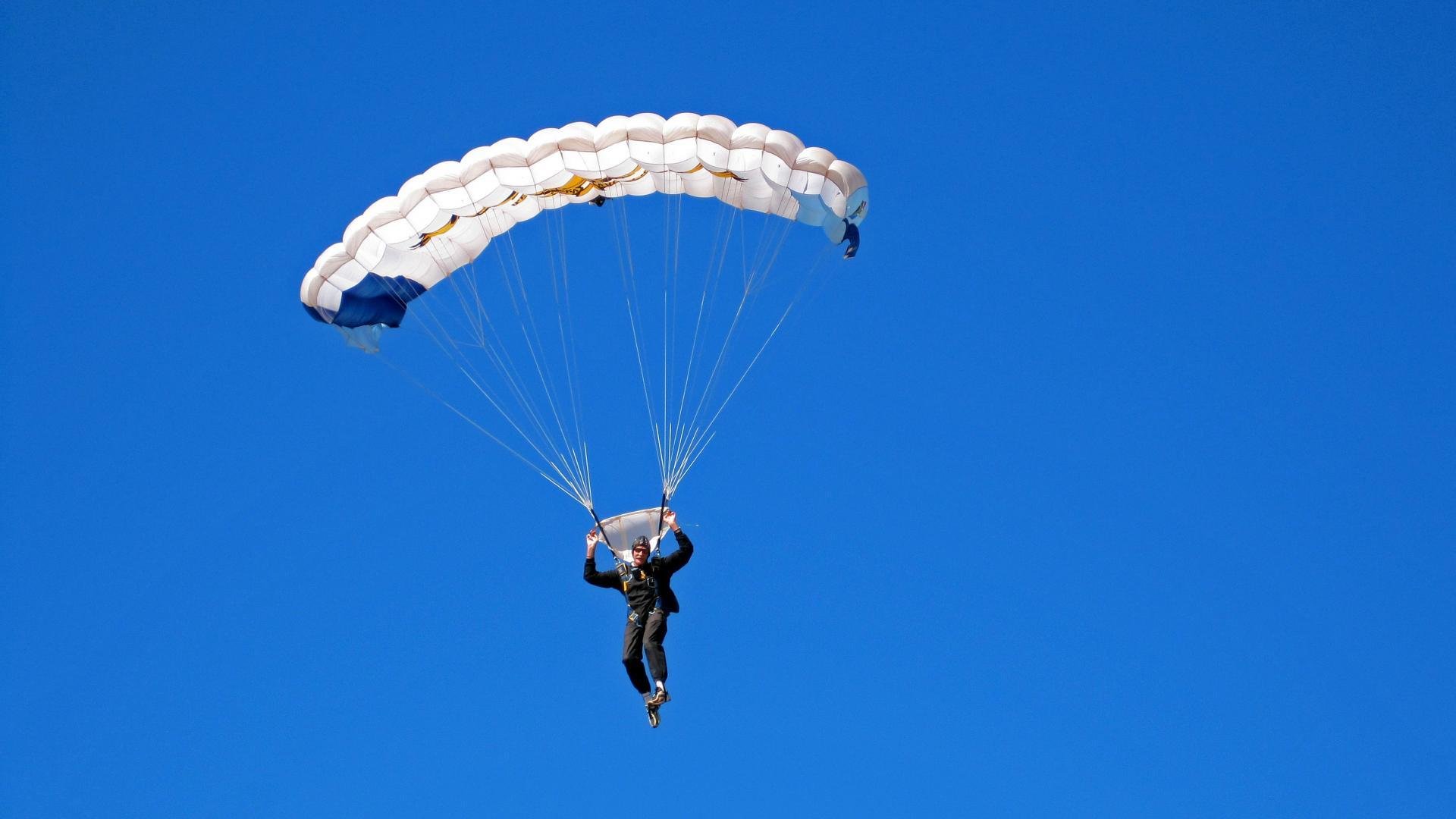 法拉利横扫阿斯顿马丁，汉密尔顿刷新纪录，速度与传奇的交汇